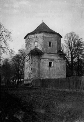Zamek Magierowski wieża.jpg